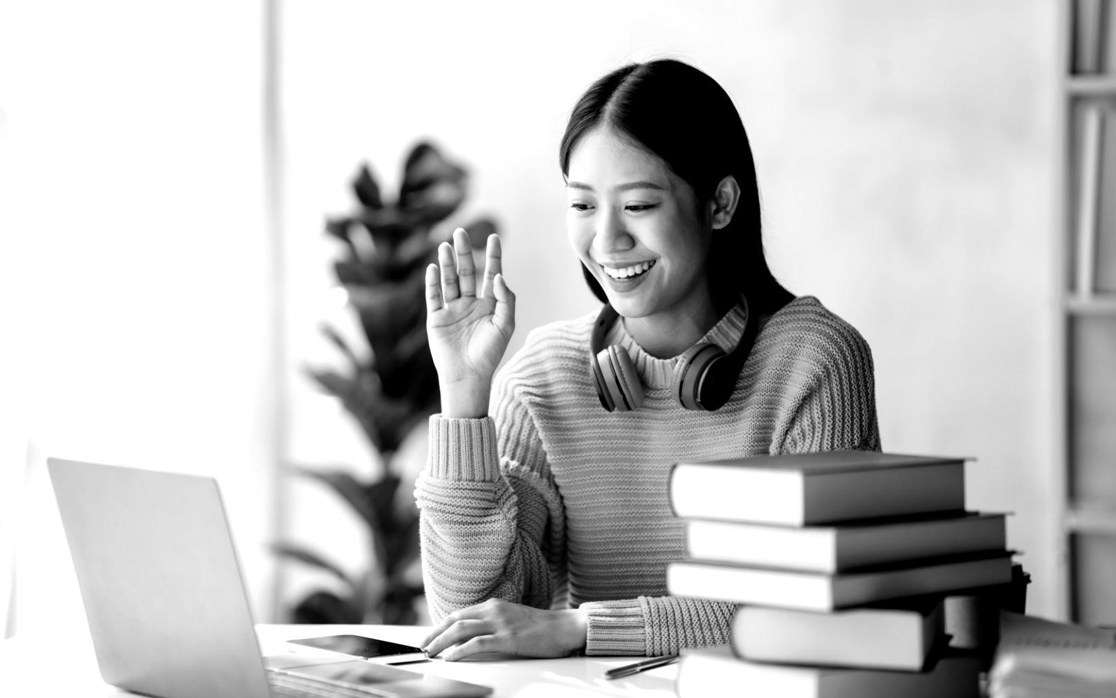 Team bei der Analyse von Marktdaten und strategischer Planung